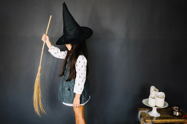 Niña en el sombrero de bruja