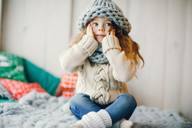 niña en sombrero hecho punto y bufanda