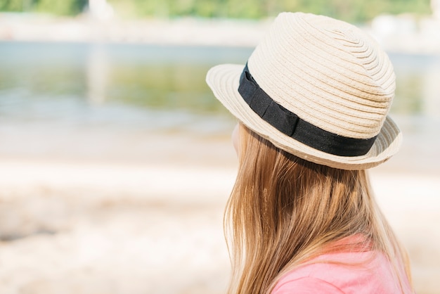 Niña, en, sombrero, mirar el agua