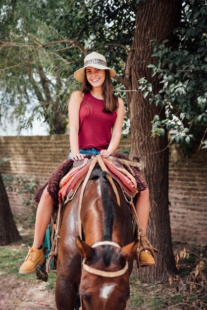 Niña con sombrero y montar a caballo