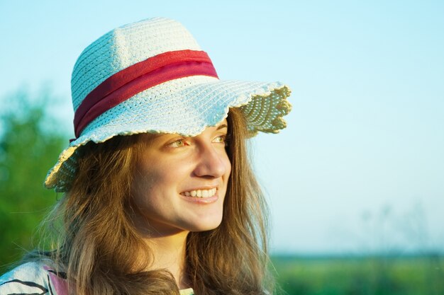 Niña en el sombrero