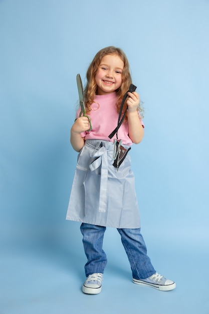 Niña soñando con la futura profesión de costurera