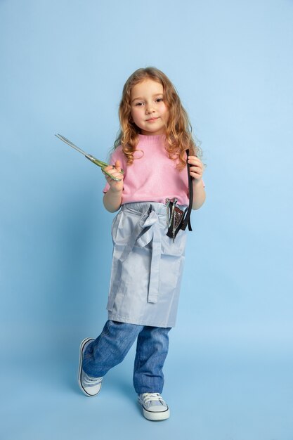 Niña soñando con la futura profesión de costurera