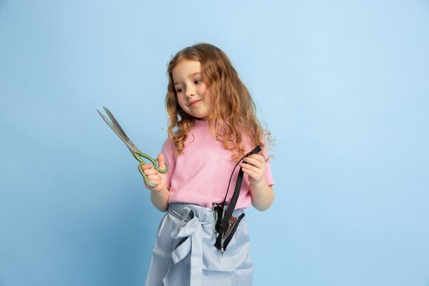 Niña soñando con la futura profesión de costurera