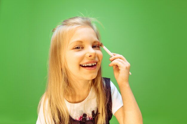 Niña soñando con la profesión de maquilladora