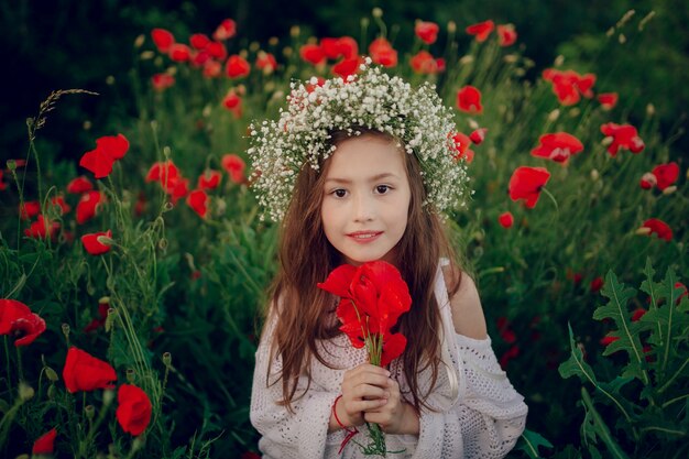 Niña sonriendo con flores