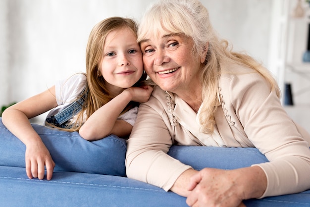 Niña sonriente y abuela