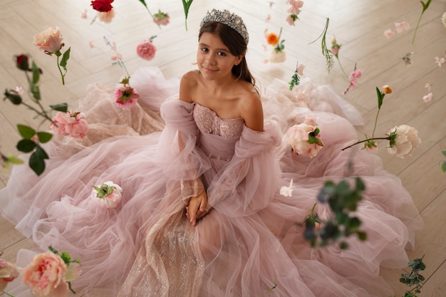 Niña sonriente de alto ángulo posando con flores