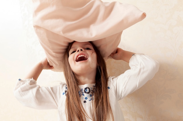 Niña sonriente de ángulo bajo