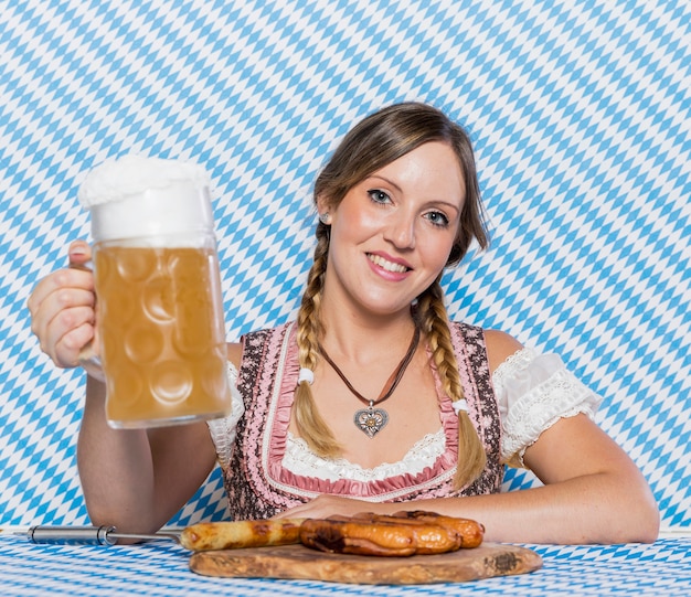 Niña sonriente con aperitivos bávaros