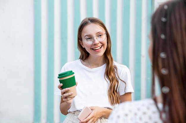 Foto gratuita niña sonriente con café