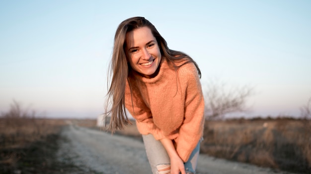 Foto gratuita niña sonriente en el camino