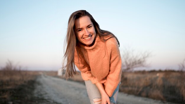 Niña sonriente en el camino