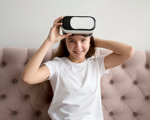 Niña sonriente con casco de realidad virtual