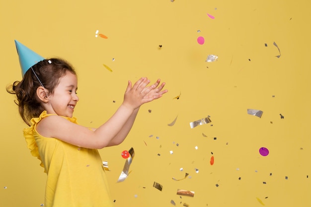 Foto gratuita niña sonriente celebrando un cumpleaños