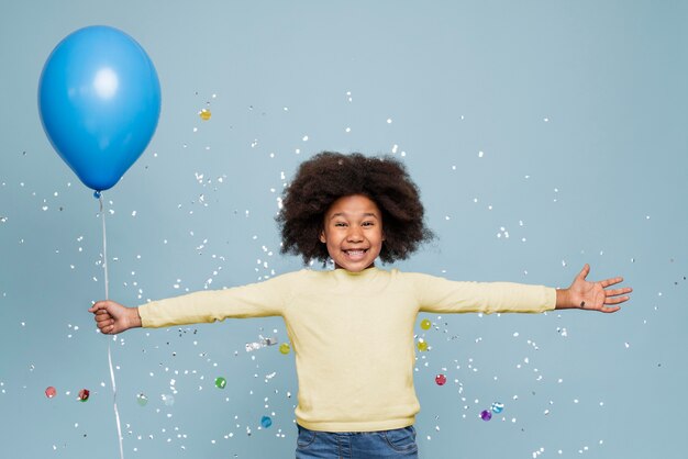 Niña sonriente celebrando su cumpleaños