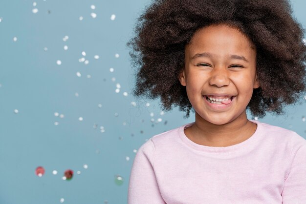 Niña sonriente celebrando su cumpleaños