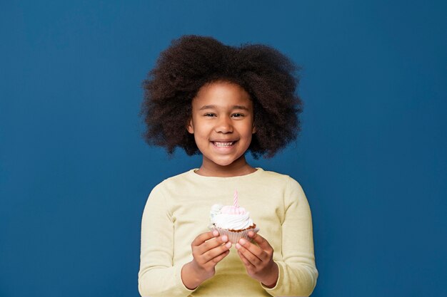 Niña sonriente celebrando su cumpleaños