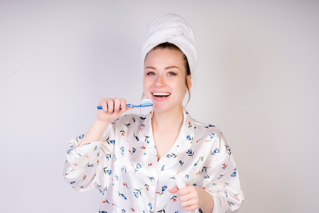 Foto gratuita niña sonriente con cepillo de dientes en la mañana