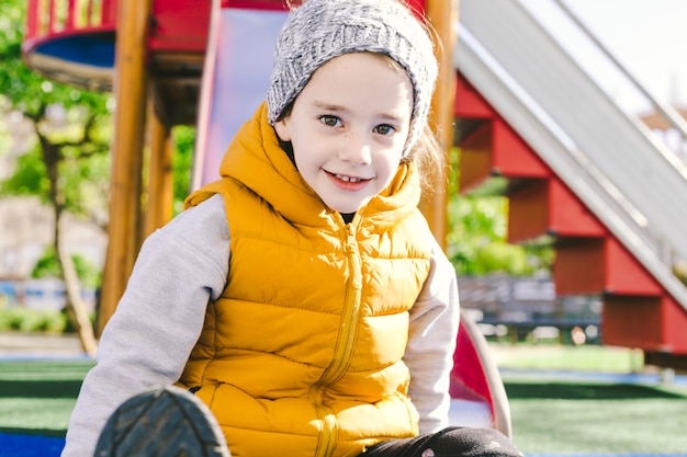 Foto gratuita niña sonriente cerca de la diapositiva