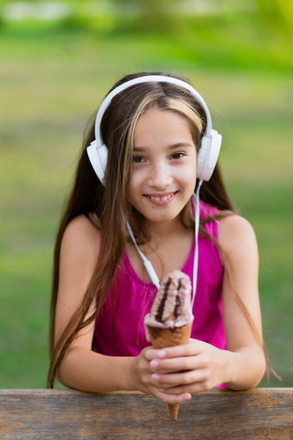 Niña sonriente con cono de helado de chocolate