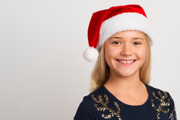 Niña sonriente copia espacio