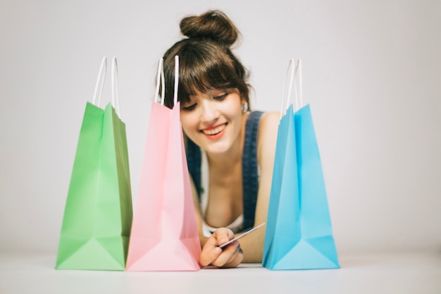 Niña sonriente después de ir de compras