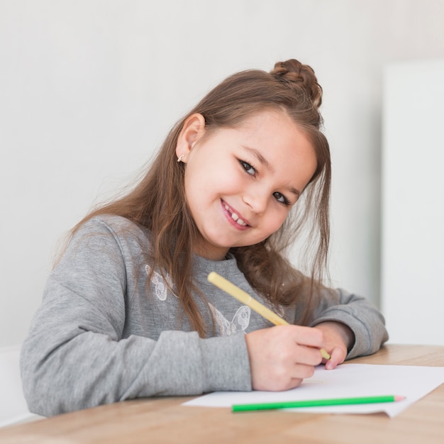 Niña sonriente dibujando