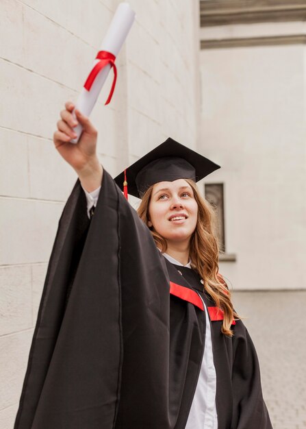 Foto gratuita niña sonriente con diploma