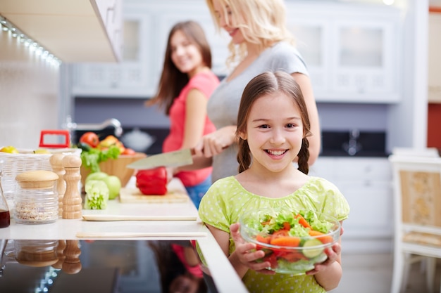 Foto gratuita niña sonriente con ensalada