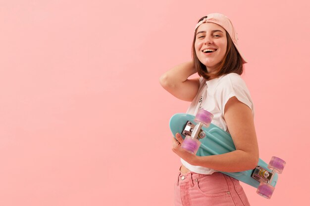 Niña sonriente de espacio de copia con patineta