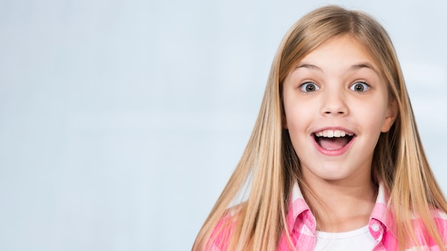 Niña sonriente de espacio de copia