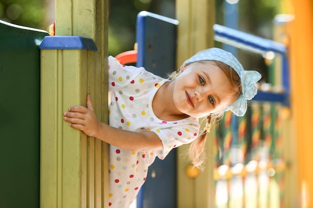 Foto gratuita niña sonriente, en el estacionamiento