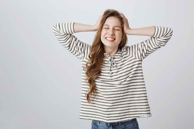 Niña sonriente feliz despreocupada recibir buenas noticias y triunfar