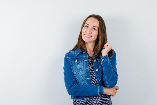 Foto gratuita niña sonriente, en, fondo blanco