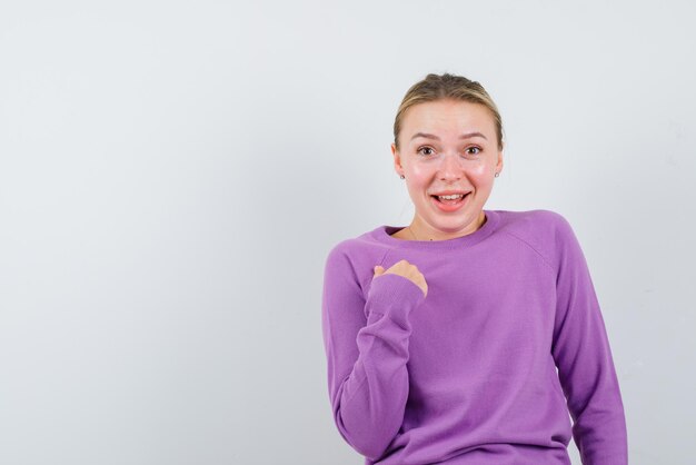 niña sonriente, en, fondo blanco