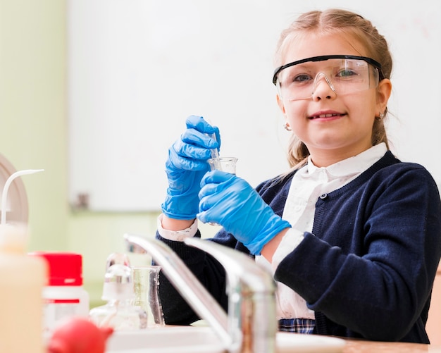 Niña sonriente con gafas protectoras