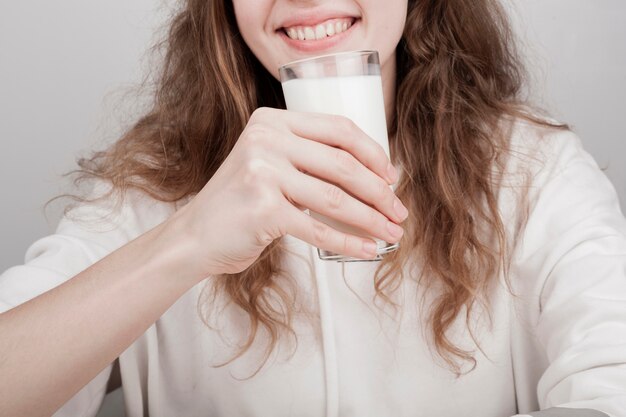 Niña sonriente con ganas de beber un poco de leche