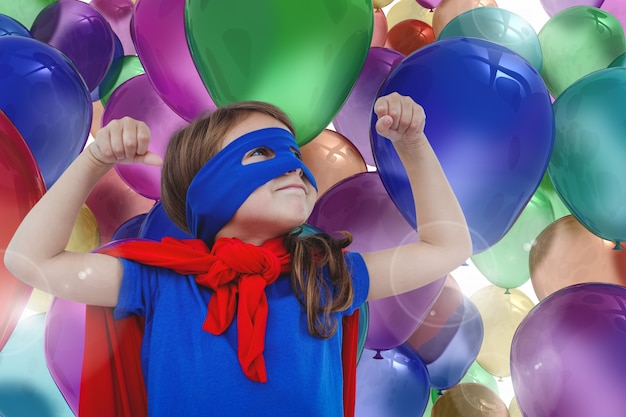 Niña sonriente con globos de colores de fondo