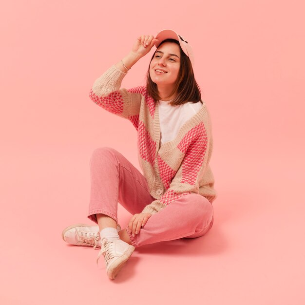 Niña sonriente, con, gorra, sentado