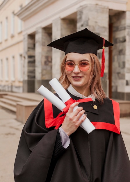 Niña sonriente en la graduación