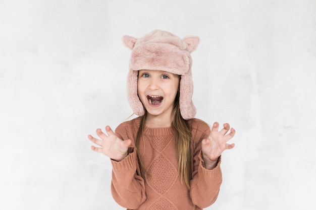 Niña sonriente haciendo caras divertidas