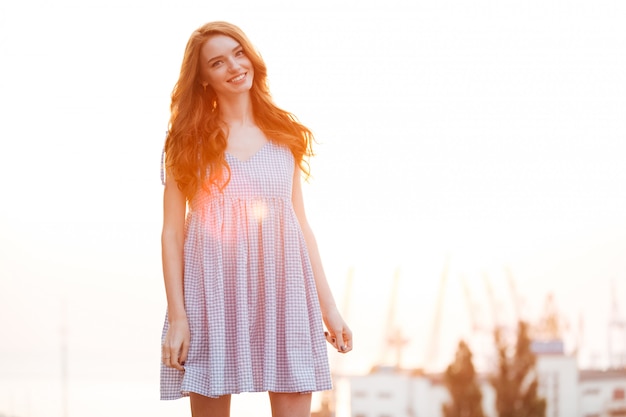 Niña sonriente de jengibre en vestido