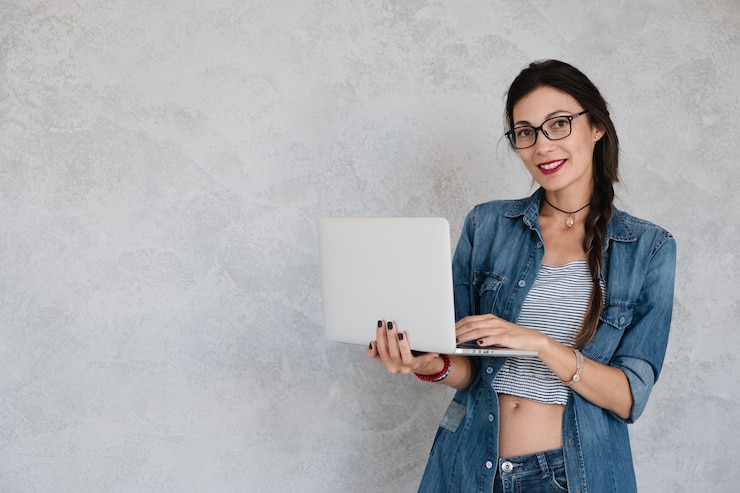 Foto gratuito niña sonriente con laptop