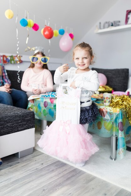 Foto gratuita niña sonriente con lindo vestido