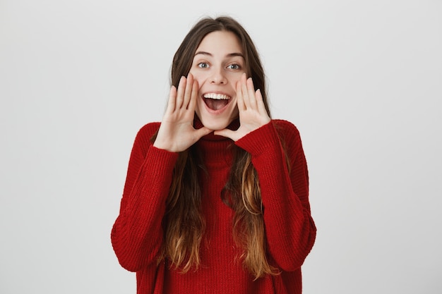 Niña sonriente llamándote, gritando en voz alta