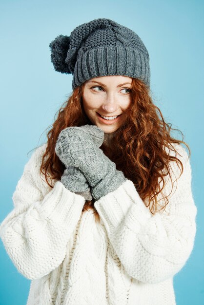 Niña sonriente, llevando, ropa de abrigo