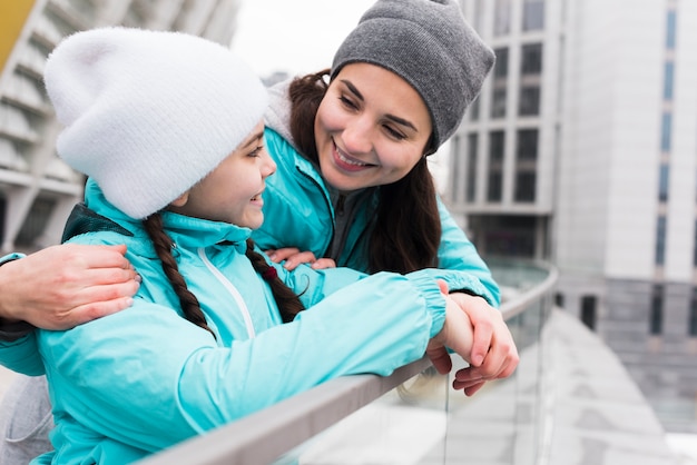 Niña sonriente y madre al aire libre