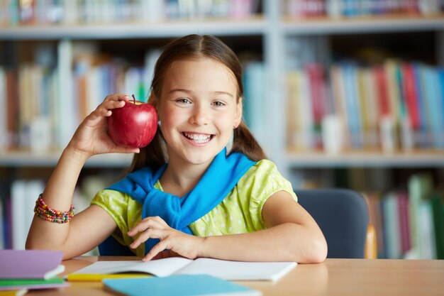 Niña sonriente con una manzana