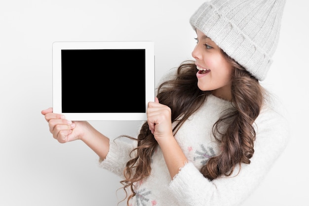 Foto gratuita niña sonriente con maqueta de tableta